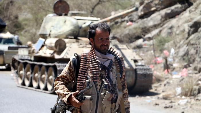 Chiến binh Houthi cùng xe tăng T-34-85 chiến lợi phẩm trong địa phận tỉnh Dhalea. Ảnh: tài khoản Twitter Yemen Wrath.
