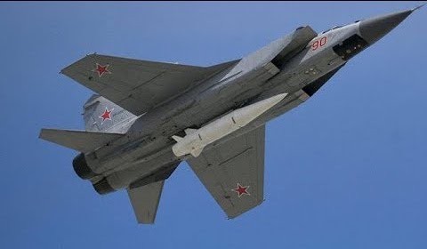 Tiêm kích đánh chặn tầm xa MiG - 31 mang tên lửa siêu âm Kinzal. Ảnh minh họa Military Wach Magazine