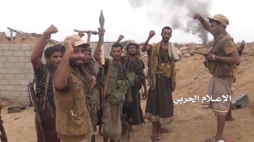 Các chiến binh Houthi sau một cuộc tấn công trên sa mạc biên giới. Ảnh minh họa: Masdar News.