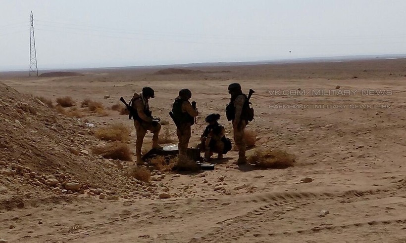 Các quân nhân Nga trên chiến trường sa mạc tỉnh Homs. Ảnh Masdar News