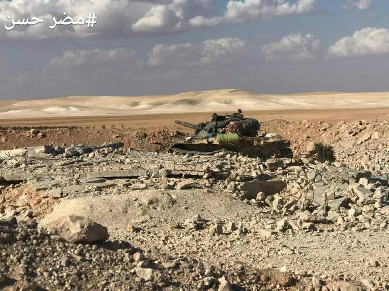 Xe tăng quân đội Syria tiến công trên chiến trường miền Bắc Hama. Ảnh minh họa Masdar News
