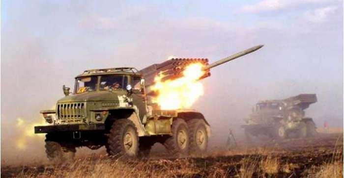 Pháo phản lực Grad dân quân Donbass phóng đạn. Ảnh RusVesna.