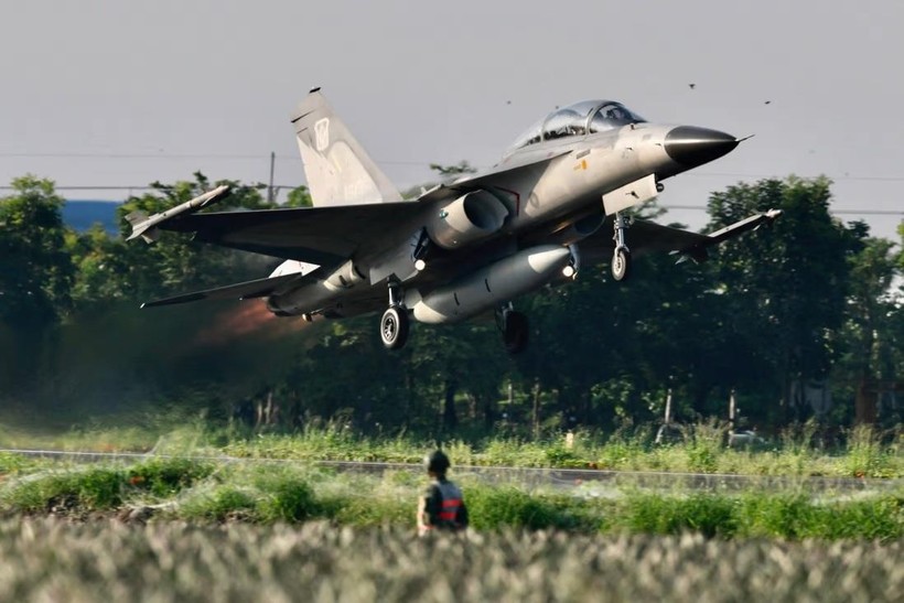 Một máy bay chiến đấu cất cánh từ đường cao tốc ở Pingtung, miền nam Đài Loan, trong cuộc diễn tập quân sự Han Kuang tháng 9/2022 (Ảnh: AFP)