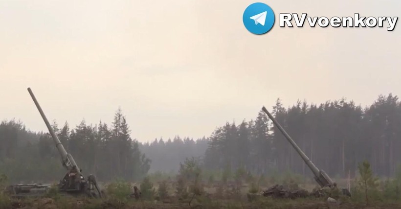 Khẩu đội pháo tự hành hạng nặng 203 mm 2S7M "Malka" pháo kích tấn công quân đội Ukraine ở Donetsk. Ảnh video Rusvesna.