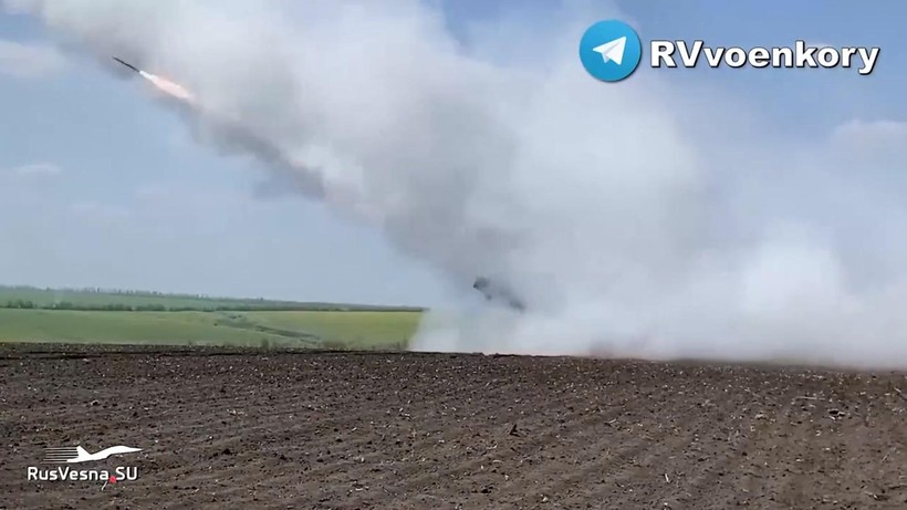 Quân đội Nga pháo kích vào chiến tuyến quân đội Ukraine. Ảnh Rusvesna