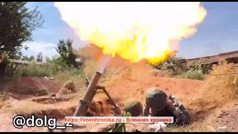 Dân quân Donetsk pháo kích trên chiến trường Bakhmut. Ảnh Video Voenhronika