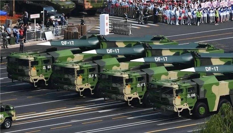 Tên lửa siêu thanh tầm trung Dongfeng-17 (DF-17) của Trung Quốc trong lễ duyệt binh ở Bắc Kinh, ngày 1/10/2019. Ảnh Military Leak