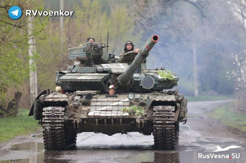 Xe tăng quân đội Nga tiến công ở Donetsk. Ảnh RusVesna