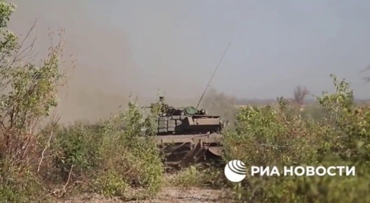 Xe tăng dân quân Luhansk tiến công trên hướng thành phố Soledar.