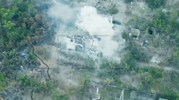 Dân quân Donetsk pháo kích ác liệt chiến tuyến của quân đội Ukraine ở làng Peski. Ảnh video dân quân Donetsk.