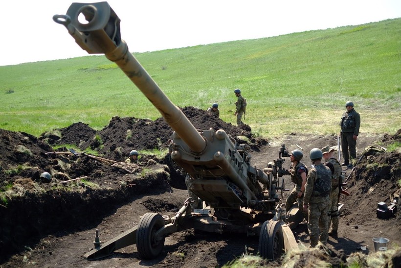 Quân đội Ukraine sử dụng pháo xe kéo M777 của Mỹ viện trợ. Ảnh mil.in.ua.