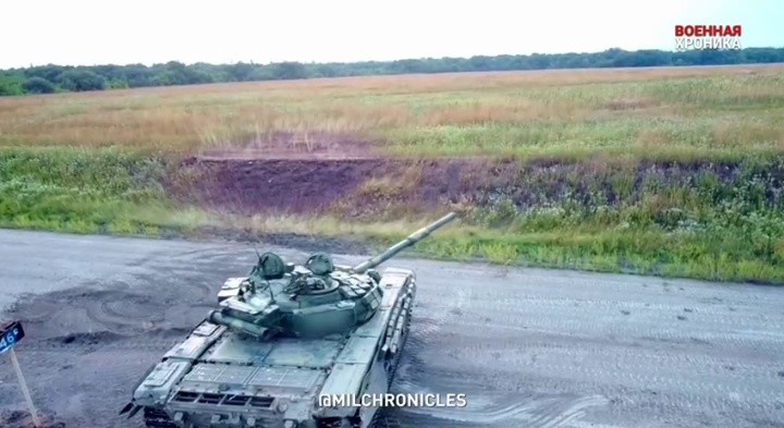 Xe tăng dân quân Donetsk tấn công trên vùng ngoại ô Avdeevka. Ảnh video Voenaya Hronika. 