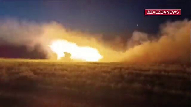 Pháo phản lực Grad quân đội Nga tấn công. Ảnh video Zvezda