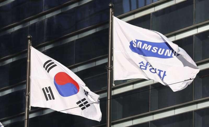 Cờ công ty của Samsung Electronics, bên cạnh quốc kỳ Hàn Quốc ở Seoul, Hàn Quốc, ngày 16/1/2017. Ảnh: AP Photo / Ahn Young-joon,