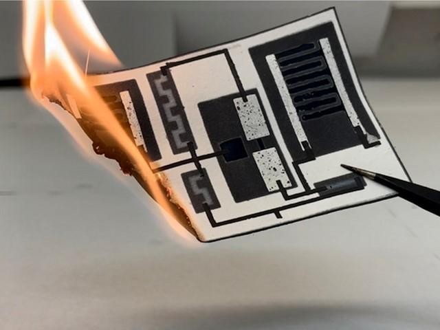 Bản mạch điện tử in trên giấy có thể đốt hoặc phân hủy. Ảnh Interesting Engineering.