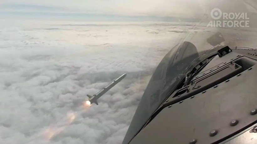 Máy bay chiến đấu Typhoon và F-35B Lightning II diễn tập chiến đấu bắn đạn thật. Ảnh Royal Air Force.