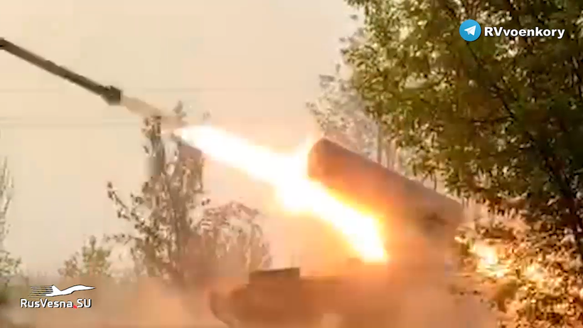 Pháo phản lực nhiệt áp TOS-1A “Solntsepek” pháo kích quân đội Ukraine. Ảnh video RusVesna. 