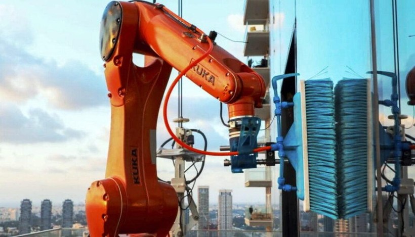 Robot OZMO lau cửa kính tòa nhà cao tầng. Ảnh Skyline Robotics