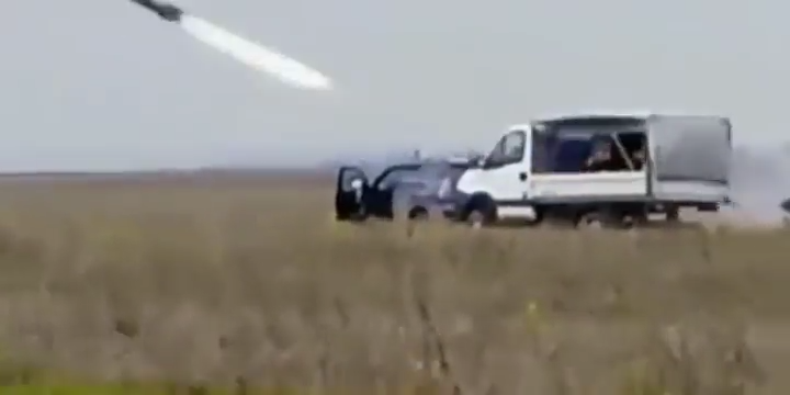 Quân đội Ukraienphóng tên lửa Brimstone trên xe dân sự ở Ukraine. Ảnh video Ukraine Military.