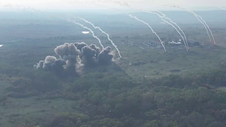 Su-25 và Su-34 không quân Nga không kích quân đội Ukraine làng Spornoe, Donetsk. Video trang VK dân quân Luhansk.