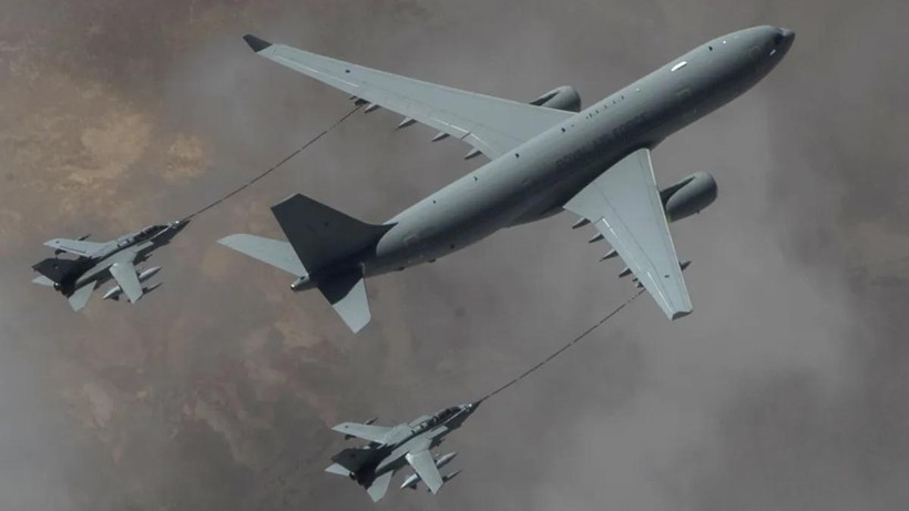 Máy bay vận tải RAF Voyager tiếp dầu trên không cho tiêm kích Tornados. Ảnh Không quân Hoàng gia Anh.