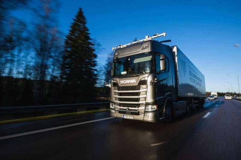 Xe vận tải tự lái của công ty Thụy Điển Scania thử nghiệm trên đường cao tốc. Ảnh Video Scania Trucks & Buses.