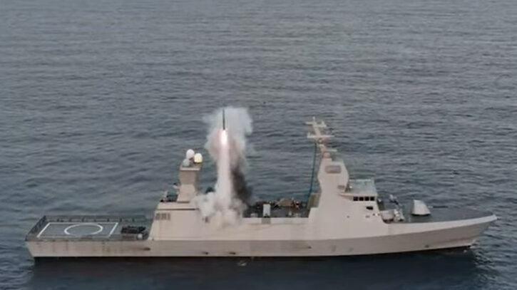 Hộ tống hạm INS Magen lớp Sa'ar - 6 Hải quân Israel phóng thử nghiệm tên lửa đánh chặn LRAD. Ảnh South Front