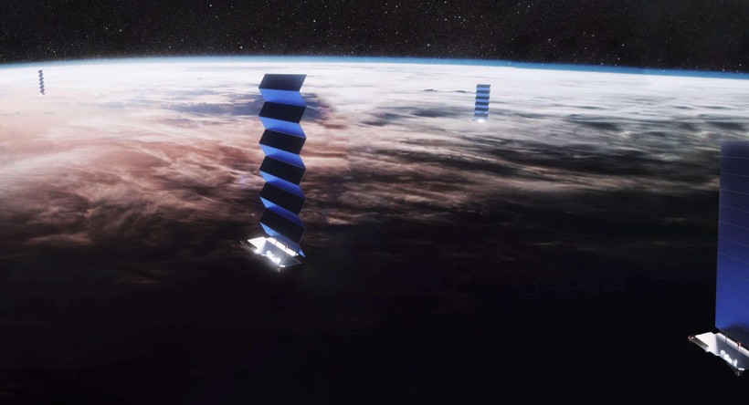 Vệ tinh Starlink của SpaceX trong không gian. Ảnh BloombergNews
