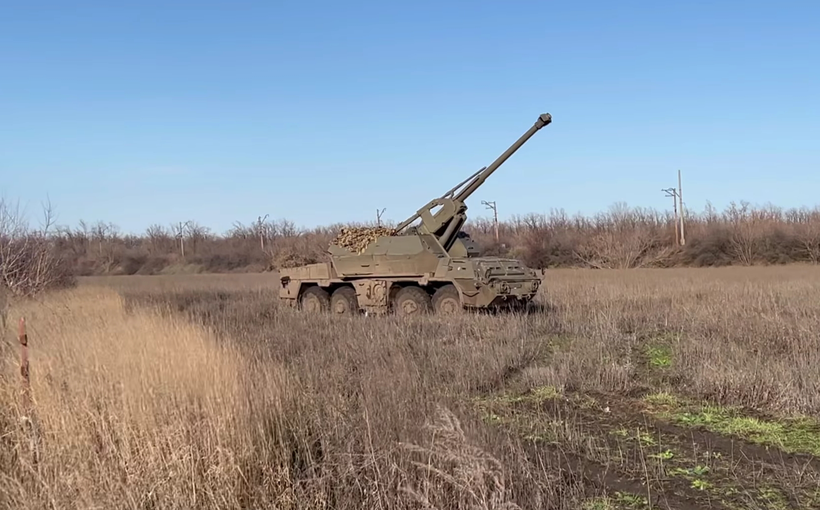 Quân đội Ukraine sử dụng pháo tự hành bánh lốp Dana trên chiến trường. Ảnh video Ukraine Militay Portal. 