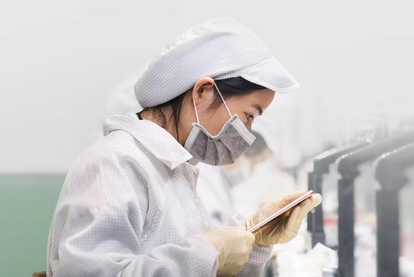 Công nhân sản xuất iPhone ở Trịnh Châu. Ảnh SCMP