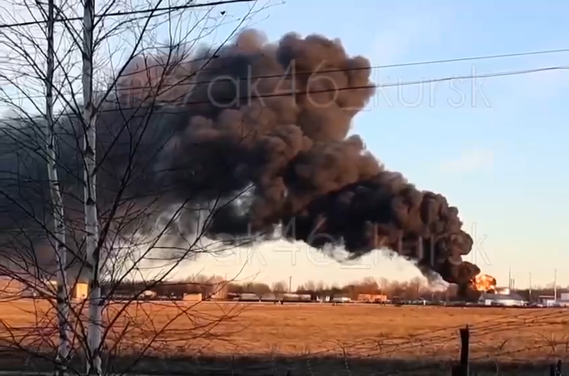Kho nhiên liệu trong sân bay ở Kursk bốc cháy nhiều giờ liên tiếp. Ảnh video South Front.