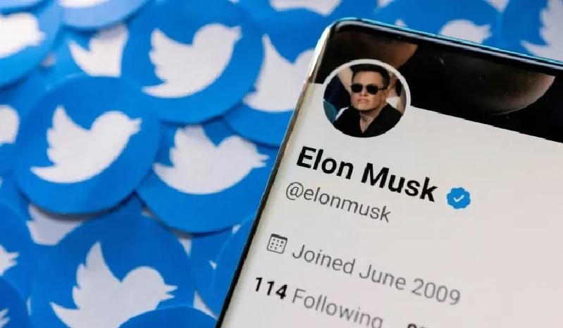 Hồ sơ Twitter của Elon Musk trên điện thoại được chụp ngày 28/4/2022. Ảnh CNBC