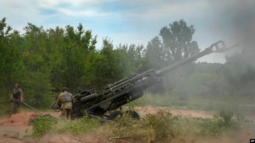 Pháo xe kéo hạng nhẹ M777 155 mm do Mỹ sản xuất cung cấp cho Ukraine. Ảnh AP