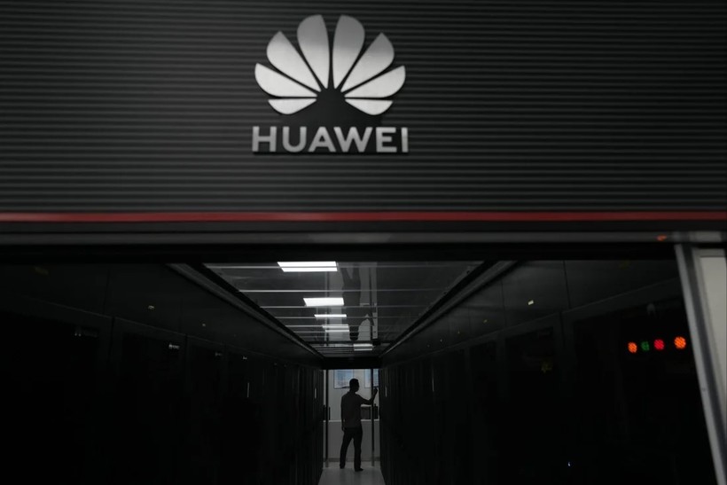 Một kỹ thuật viên trong trung tâm máy chủ dữ liệu 5G của Huawei tại Bệnh viện Đa khoa Quảng Đông thứ II ở Quảng Châu, Trung Quốc. Ảnh: AP