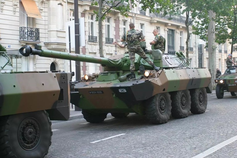 Xe tăng hạng nhẹ bánh lốp AMX-10 RC. Ảnh Euromaidan Press.