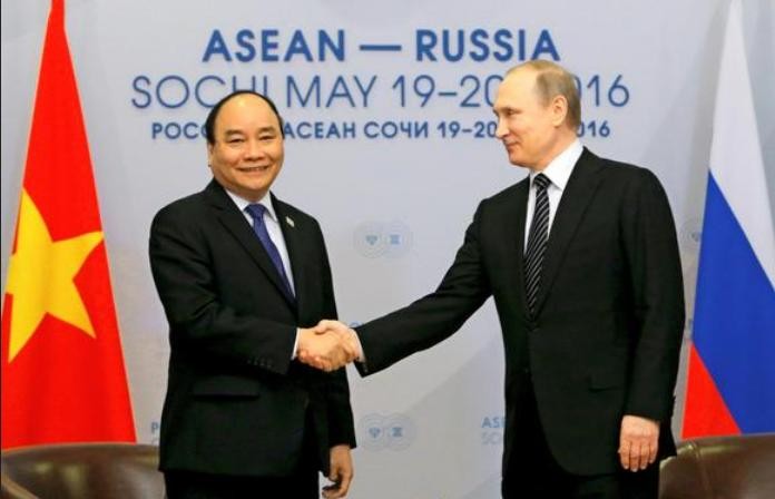 Chiều 19/5/2016, tại thành phố Sochi, Nga, Thủ tướng Việt Nam Nguyễn Xuân Phúc hội kiến với Tổng thống Nga Vladimir Putin. Ảnh: Nikkei.