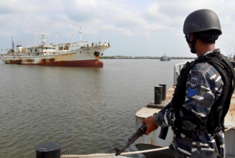 Indonesia bắt giữ một tàu cá Trung Quốc đánh bắt cá phi pháp ở vùng biển nước này.
