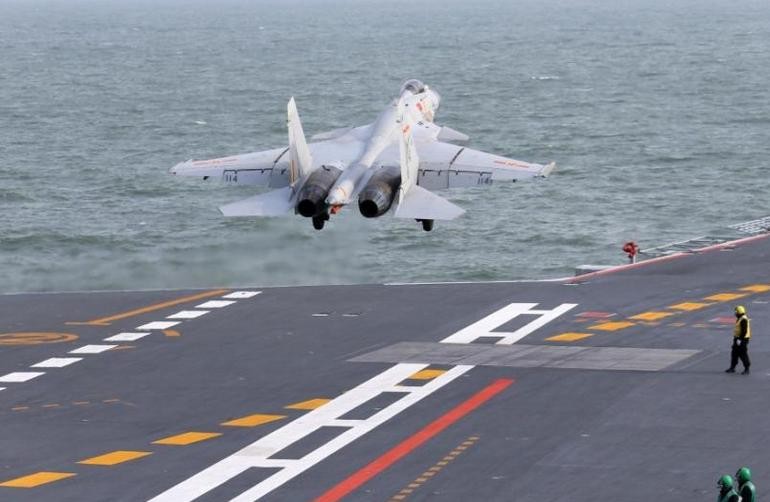 Trung Quốc tiến hành huấn luyện phi công máy bay chiến đấu J-15 trên tàu sân bay Liêu Ninh. Ảnh: Tin tức Tham khảo, Trung Quốc.