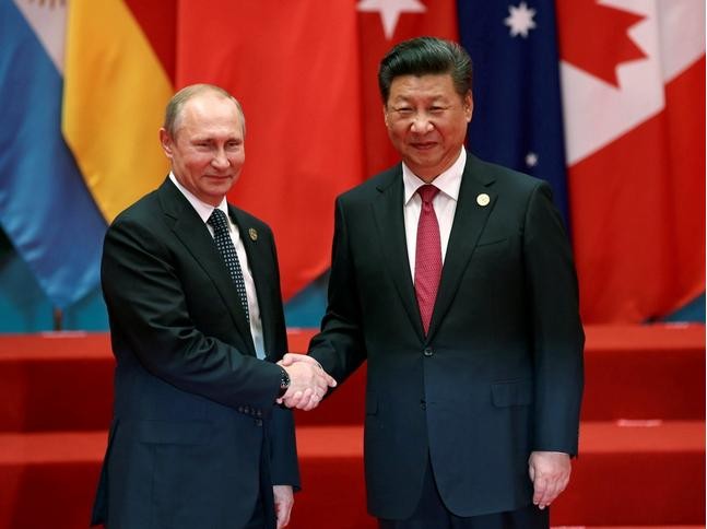 Tổng thống Nga Vladimir Putin và Chủ tịch Trung Quốc Tập Cận Bình bên lề Hội nghị thượng đỉnh G20. Ảnh: Reuters/Đa Chiều.