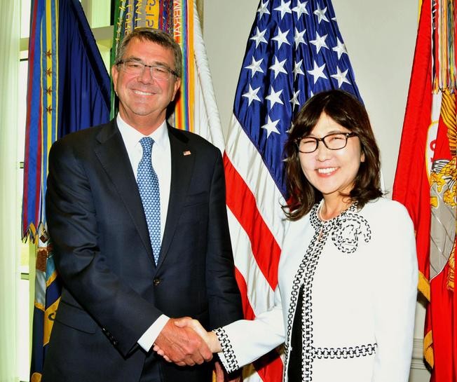 Bộ trưởng Quốc phòng Mỹ Ashton B Carter và Bộ trưởng Quốc phòng Nhật Bản Tomomi Inada. Ảnh: Japantimes
