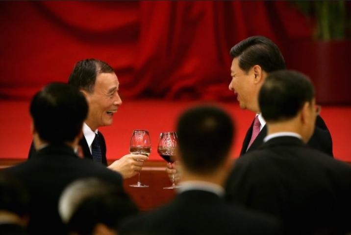 Phó Thủ tướng Trung Quốc Vương Kỳ Sơn và Chủ tịch Trung Quốc Tập Cận Bình. Ảnh: Đại kỷ nguyên.