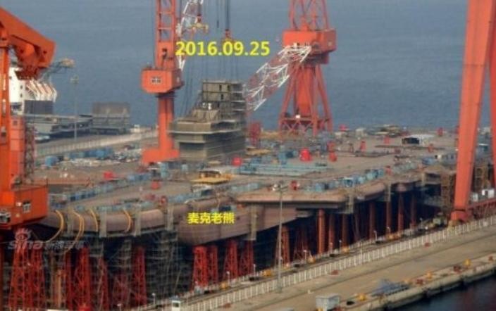 Hình ảnh về tiến triển chế tạo tàu sân bay nội đầu tiên của Trung Quốc do cộng đồng mạng cung cấp.  Ảnh: Cankao