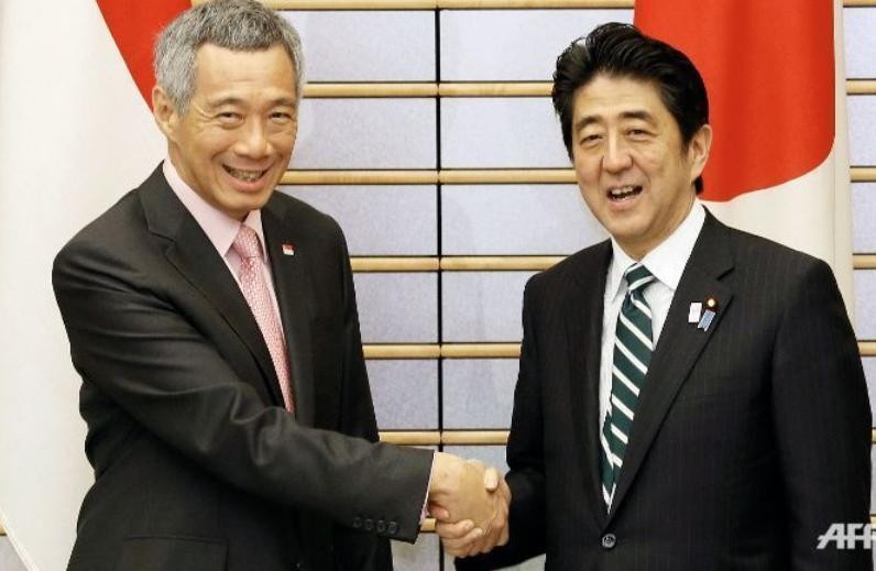 Thủ tướng Singapore Lý Hiển Long và Thủ tướng Nhật Bản Shinzo Abe. Ảnh: AFP