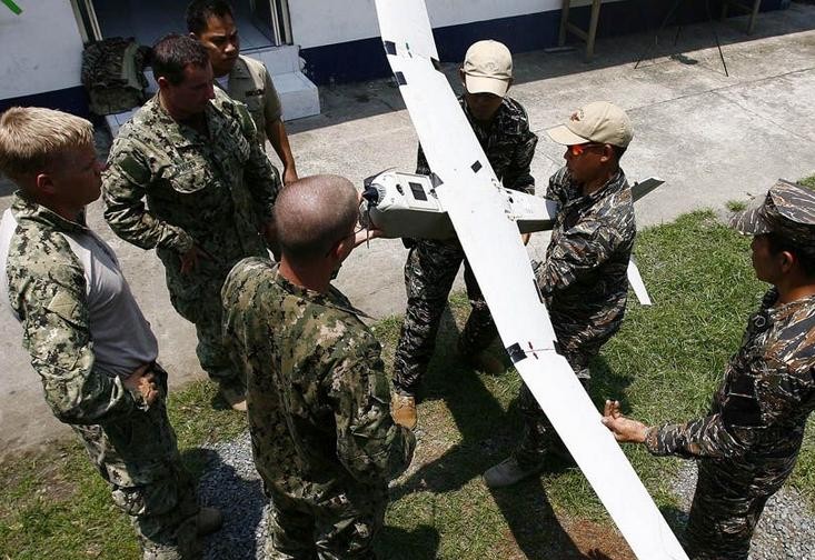 Binh lính Mỹ giảng giải cho binh lính Philippines về cách thức lắp ráp máy bay không người lái. Ảnh: Cankao