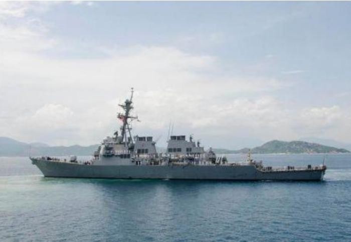 Ngày 2/10/2016, tàu khu trục tên lửa USS John S. McCain tiến vào vịnh Cam Ranh, Việt Nam. Ảnh: Cankao/Bành Bái