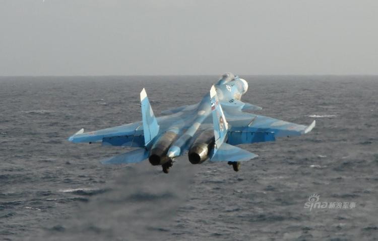 Máy bay chiến đấu Su-33 Nga tiến hành huấn luyện ở biển xa. Ảnh: Sina