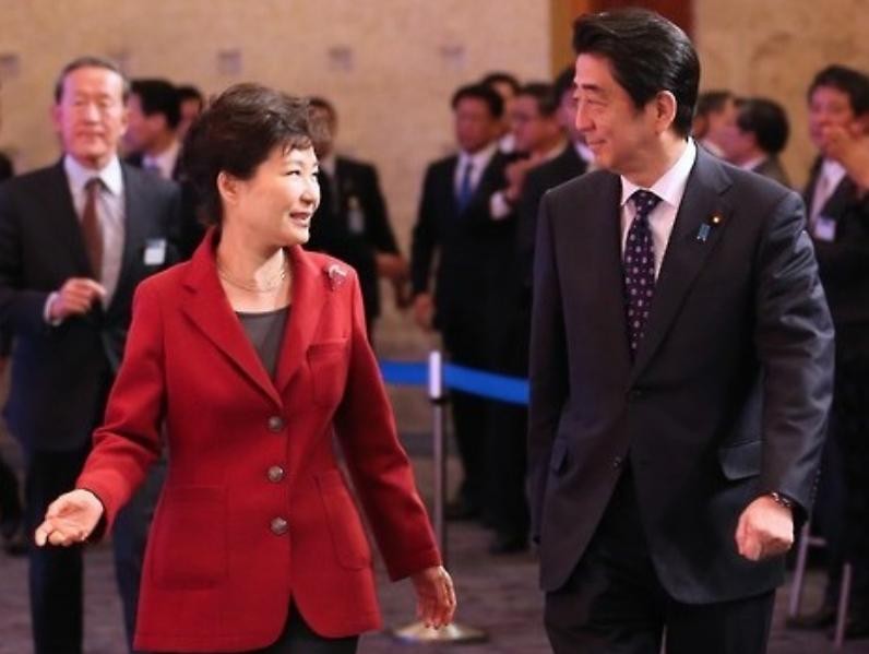 Tổng thống Hàn Quốc Park Geun-hye và Thủ tướng Nhật Bản Shinzo Abe. Ảnh: The Korea Times
