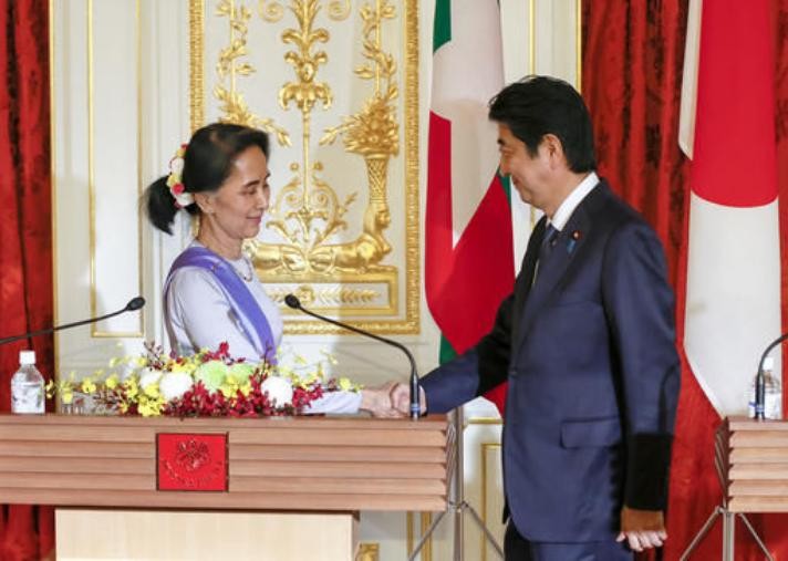 Ngày 2/11/2016, Cố vấn nhà nước kiêm Bộ trưởng Ngoại giao Myanmar, bà Aung San Suu Kyi hội đàm với Thủ tướng Nhật Bản Shinzo Abe. Ảnh: Roanoke Times