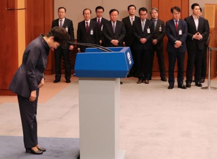 Ngày 25/10/2016, Tổng thống Hàn Quốc, bà Park Geun-hye bày tỏ xin lỗi người dân Hàn Quốc về vụ bê bối "thân tín can thiệp triều chính". Ảnh: Cankao