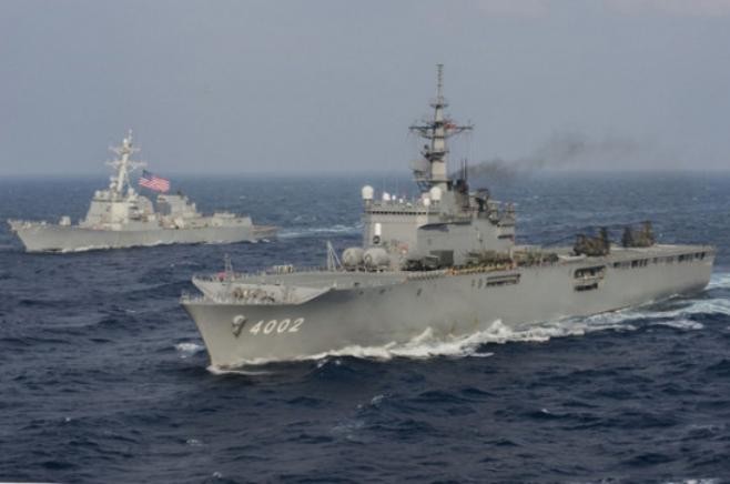 Tàu tấn công đổ bộ Osumi Nhật Bản và tàu Aegis Mỹ trong cuộc tập trận Keen Sword tháng 11/2014 (ảnh tư liệu)